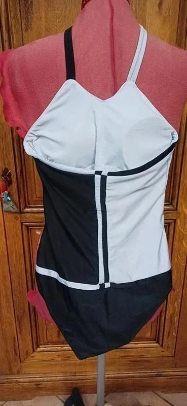 Maiô de peça única preto e branco novo – photo 6